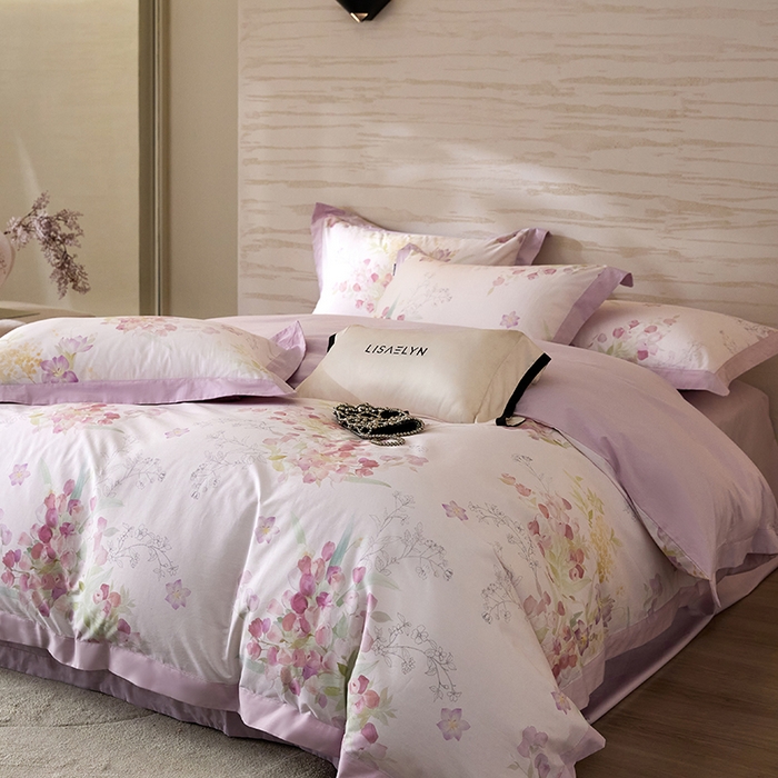 91家纺网 家纺一手货源 找家纺 薏思家纺 2026年13376新疆铂金棉飞边工艺印花四件套 洛璃粉