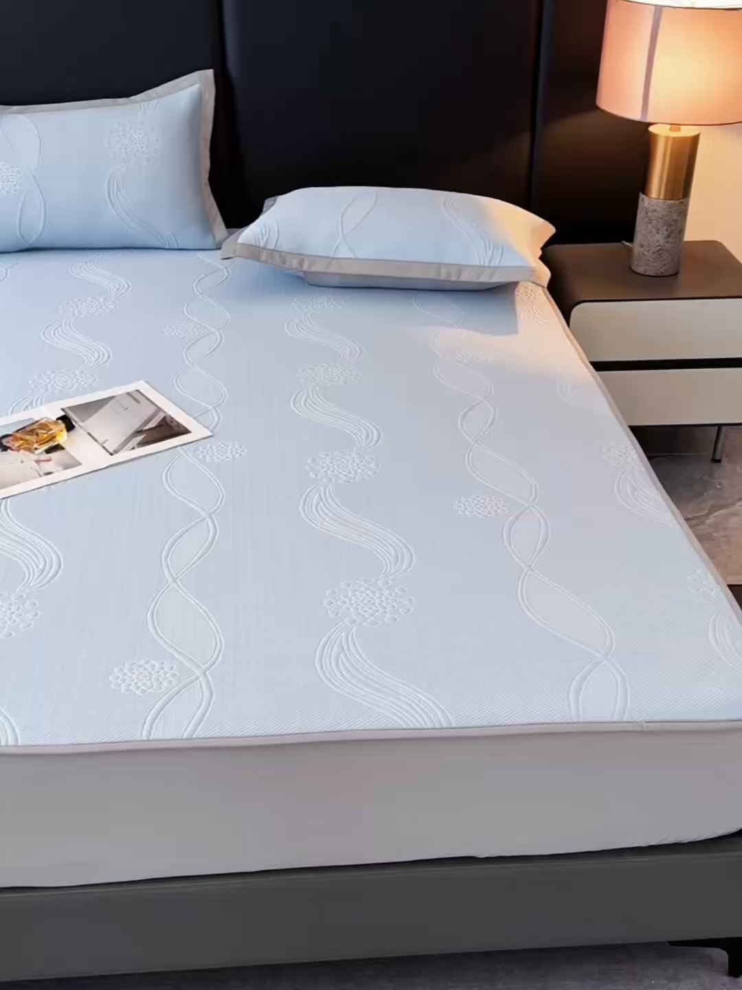 91家纺网 家纺一手货源 找家纺 库里梦家纺 2026新款轻奢高克重复合PE高分子凉席床笠三件套-芳菲 芳菲-蓝色床笠款