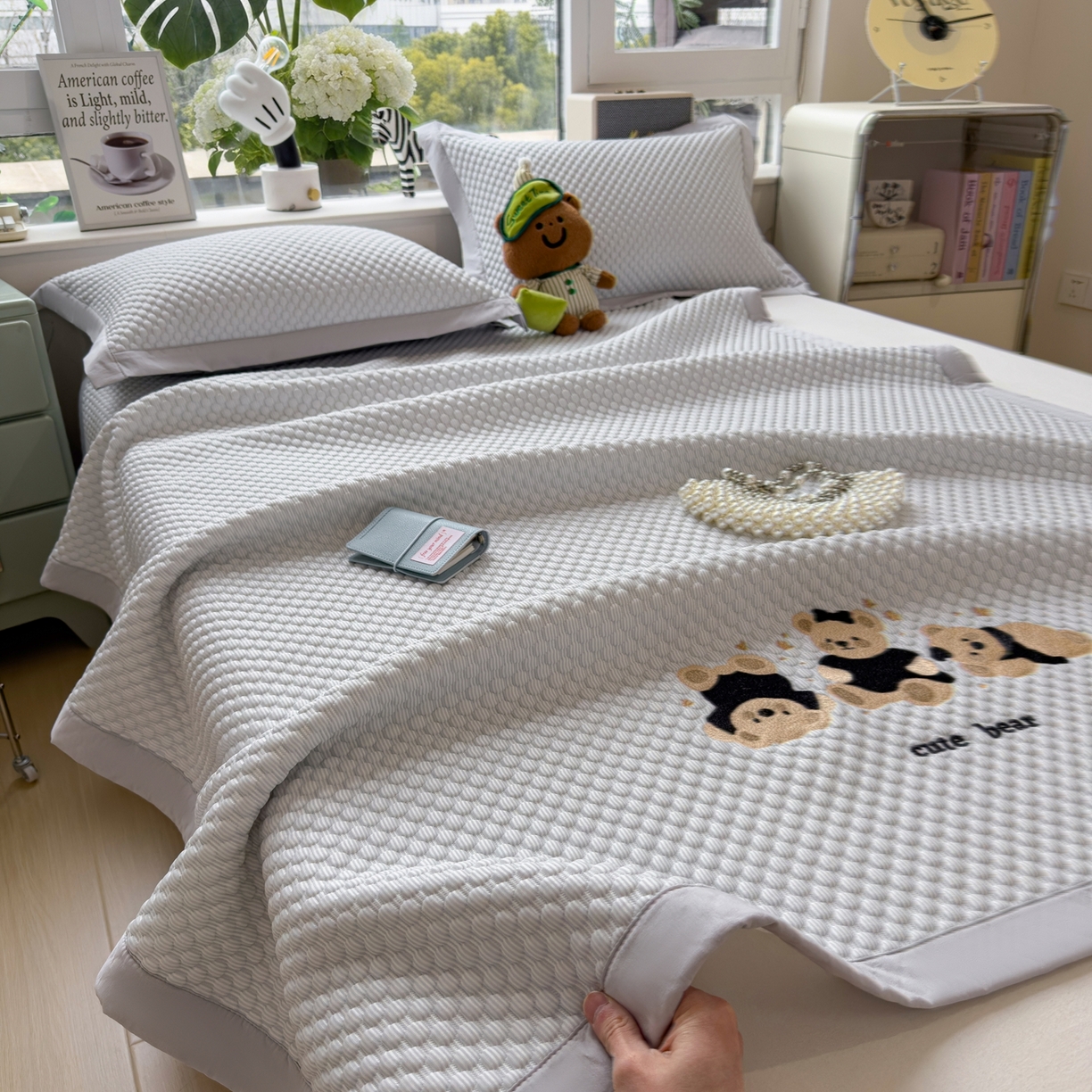 91家纺网 家纺一手货源 找家纺 孩子王家纺 2026新款A类卡通3D冰豆豆凉席三件套凉感值过0.21夏天刺绣冰丝席可机洗儿童 雪花灰-床席款