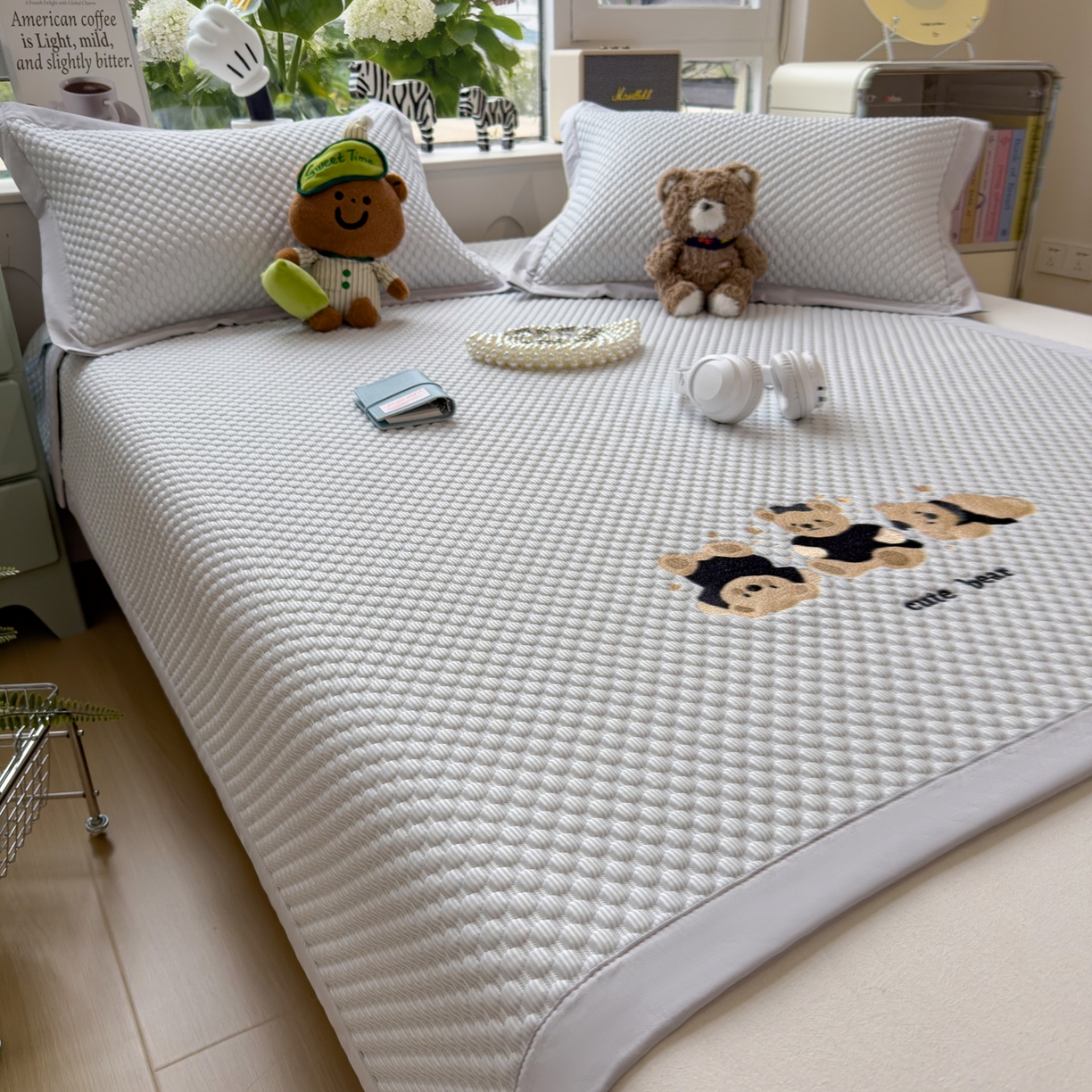 91家纺网 家纺一手货源 找家纺 孩子王家纺 2026新款A类卡通3D冰豆豆凉席三件套凉感值过0.21夏天刺绣冰丝席可机洗儿童 雪花灰-床席款