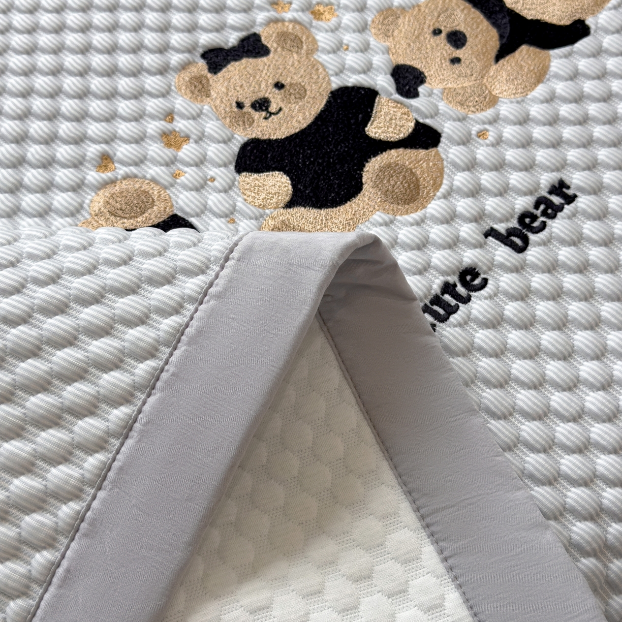 91家纺网 家纺一手货源 找家纺 孩子王家纺 2026新款A类卡通3D冰豆豆凉席三件套凉感值过0.21夏天刺绣冰丝席可机洗儿童 雪花灰-床席款