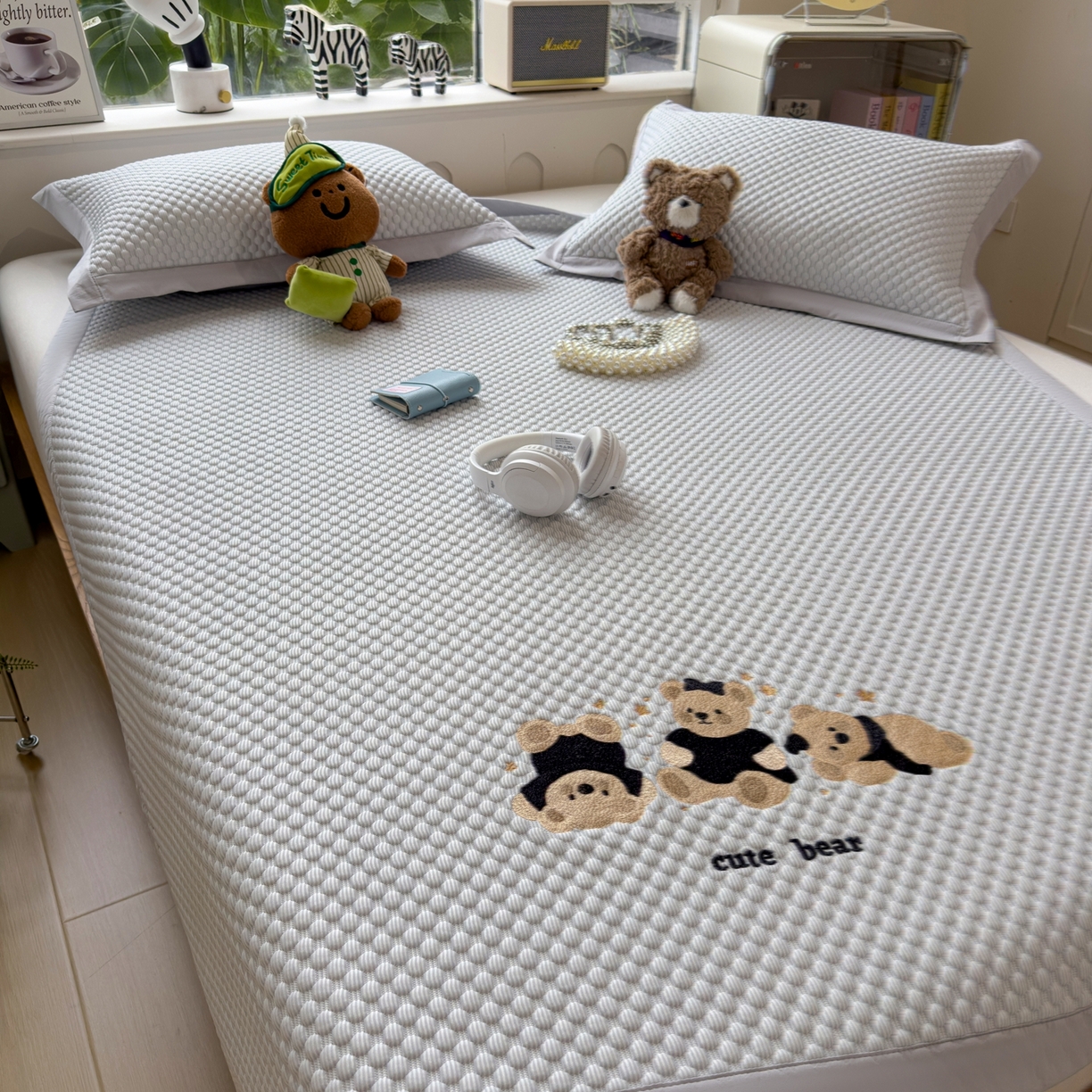 91家纺网 家纺一手货源 找家纺 孩子王家纺 2026新款A类卡通3D冰豆豆凉席三件套凉感值过0.21夏天刺绣冰丝席可机洗儿童 雪花灰-床席款