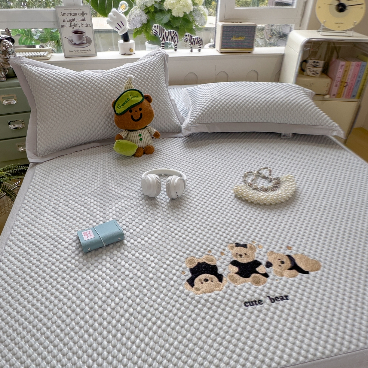 91家纺网 家纺一手货源 找家纺 孩子王家纺 2026新款A类卡通3D冰豆豆凉席三件套凉感值过0.21夏天刺绣冰丝席可机洗儿童 雪花灰-床席款