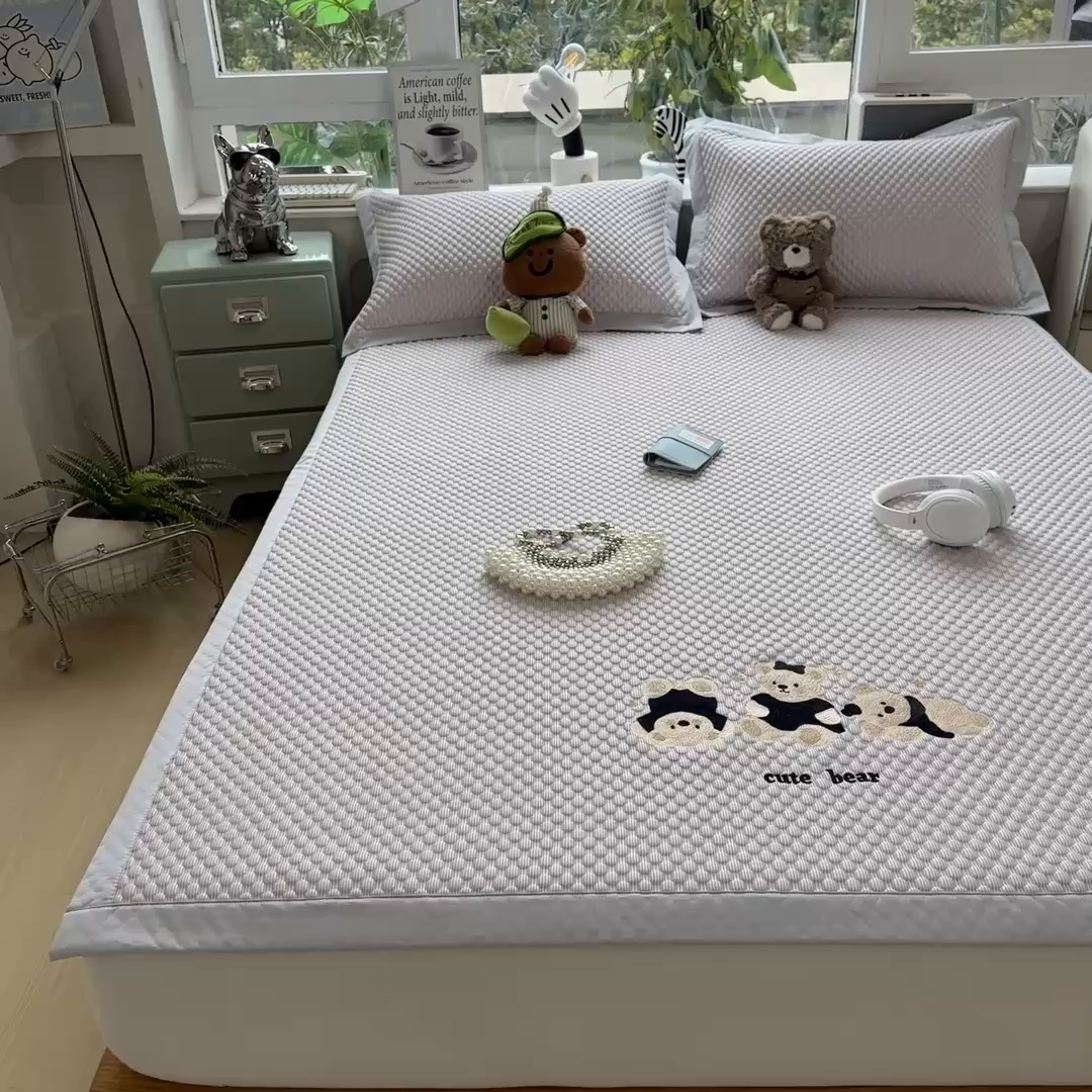 91家纺网 家纺一手货源 找家纺 孩子王家纺 2026新款A类卡通3D冰豆豆凉席三件套凉感值过0.21夏天刺绣冰丝席可机洗儿童 雪花灰-床席款