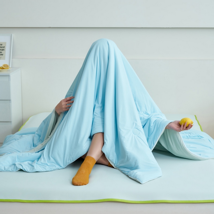 91家纺网 家纺一手货源 找家纺 晨曦家纺 2026新款凉感丝清凉大豆夏被夏凉被空调被凉席四件套-熊猫冻冻被 冻冻被-天青色拼天蓝