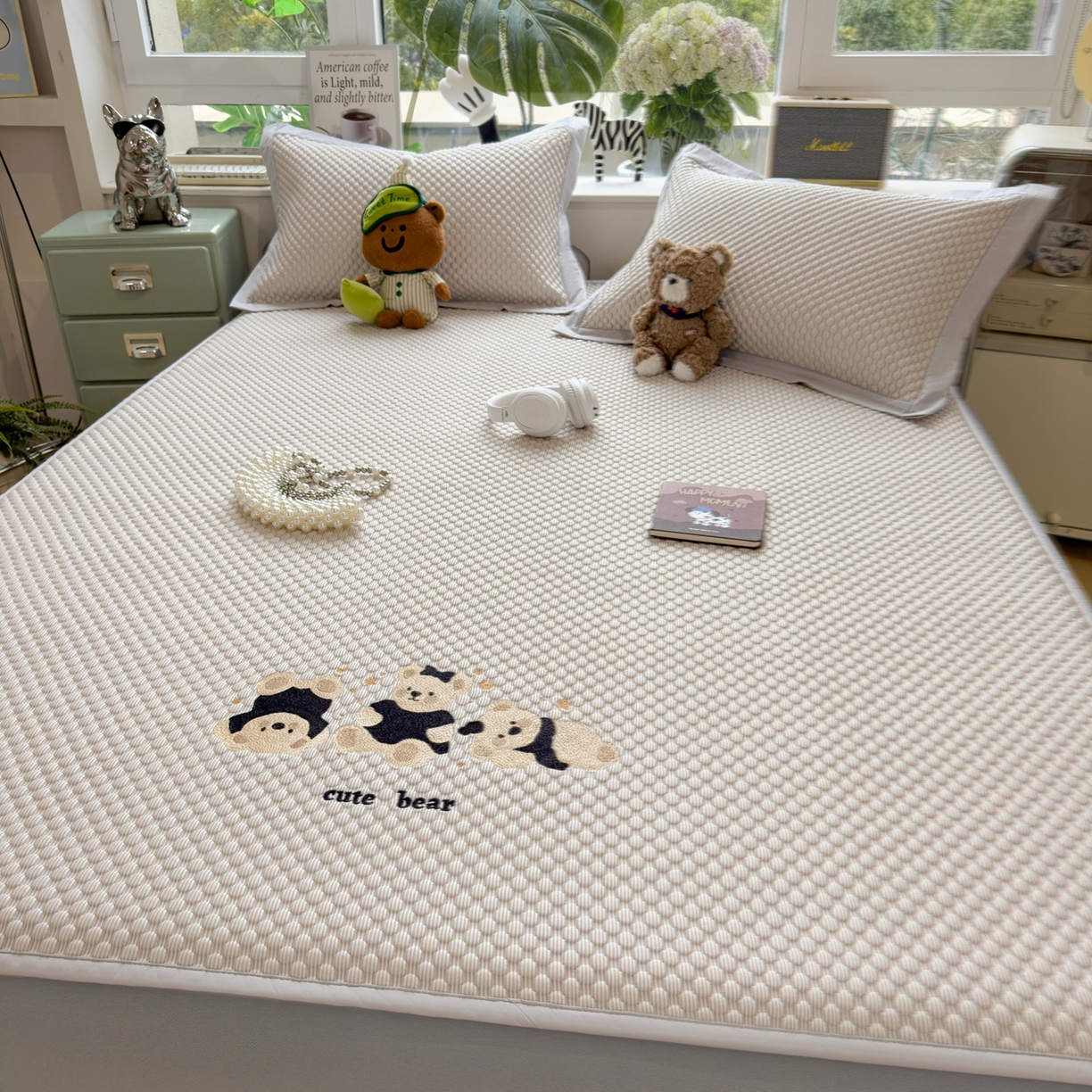 91家纺网 家纺一手货源 找家纺 孩子王家纺 2026新款A类卡通3D冰豆豆凉席三件套凉感值过0.21夏天刺绣冰丝席可机洗儿童 冰川咖-床笠款