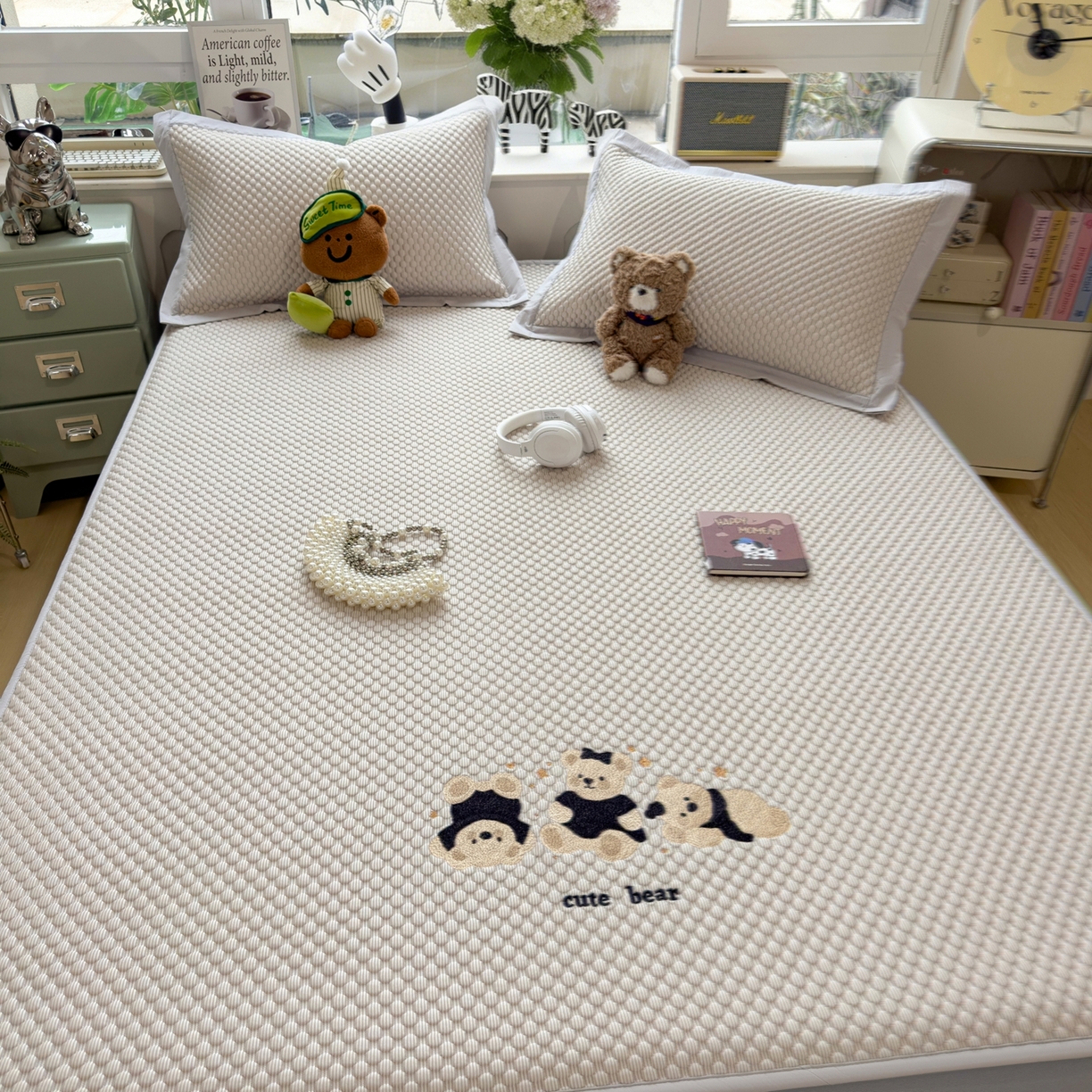 91家纺网 家纺一手货源 找家纺 孩子王家纺 2026新款A类卡通3D冰豆豆凉席三件套凉感值过0.21夏天刺绣冰丝席可机洗儿童 冰川咖-床笠款