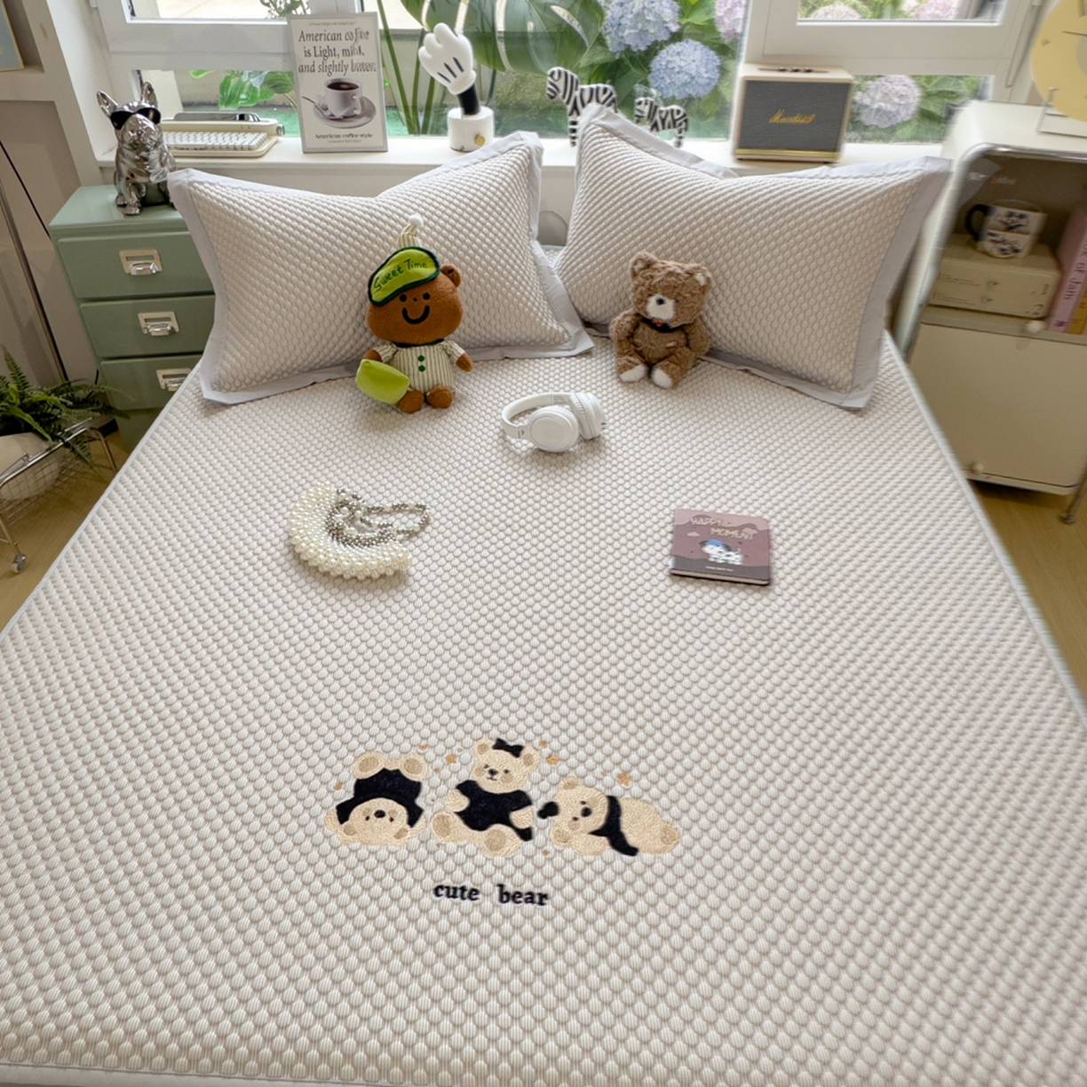 91家纺网 家纺一手货源 找家纺 孩子王家纺 2026新款A类卡通3D冰豆豆凉席三件套凉感值过0.21夏天刺绣冰丝席可机洗儿童 冰川咖-床笠款