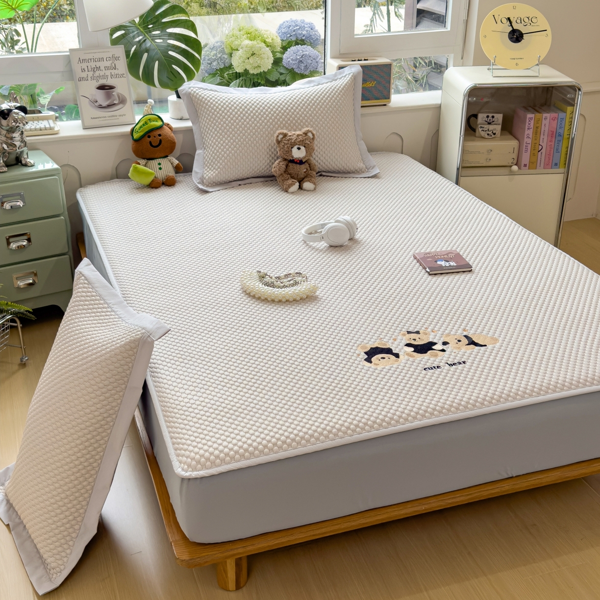 91家纺网 家纺一手货源 找家纺 孩子王家纺 2026新款A类卡通3D冰豆豆凉席三件套凉感值过0.21夏天刺绣冰丝席可机洗儿童 冰川咖-床笠款