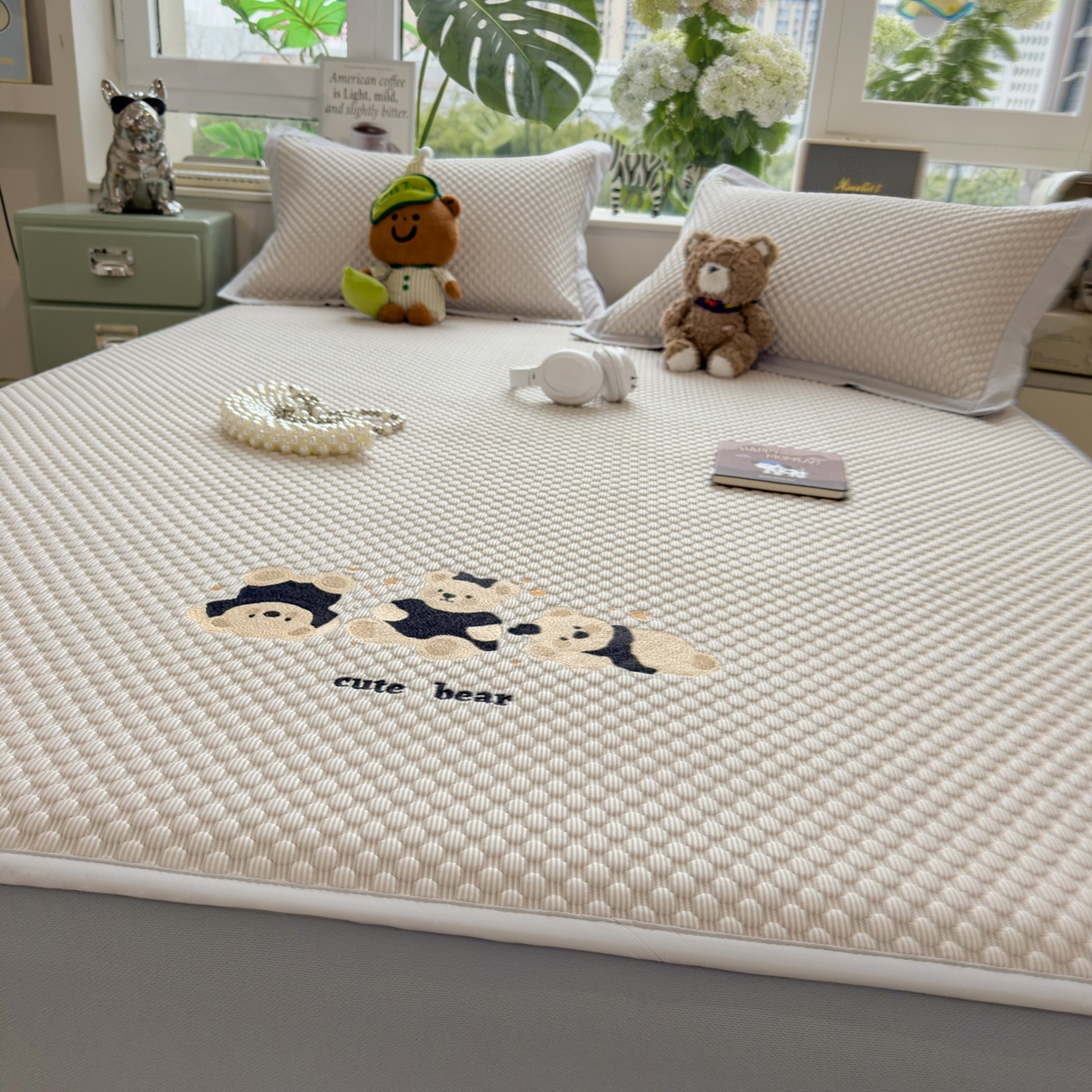 91家纺网 家纺一手货源 找家纺 孩子王家纺 2026新款A类卡通3D冰豆豆凉席三件套凉感值过0.21夏天刺绣冰丝席可机洗儿童 冰川咖-床笠款