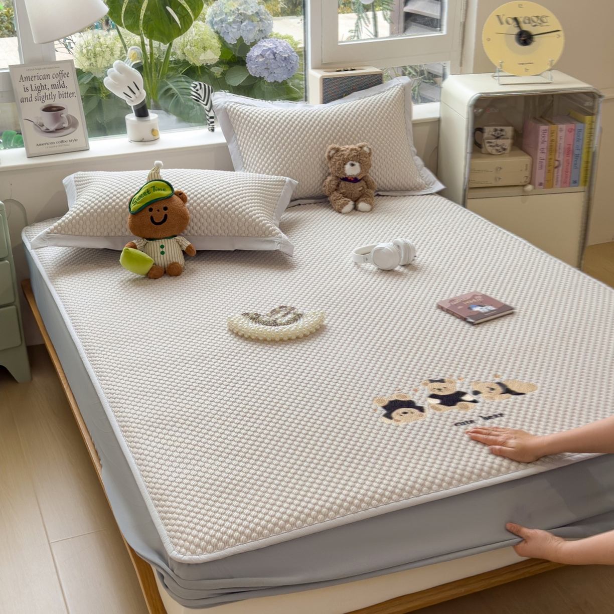 91家纺网 家纺一手货源 找家纺 孩子王家纺 2026新款A类卡通3D冰豆豆凉席三件套凉感值过0.21夏天刺绣冰丝席可机洗儿童 冰川咖-床笠款