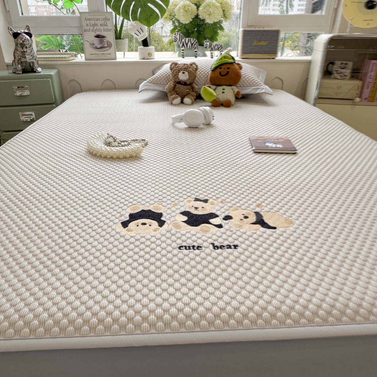 91家纺网 家纺一手货源 找家纺 孩子王家纺 2026新款A类卡通3D冰豆豆凉席三件套凉感值过0.21夏天刺绣冰丝席可机洗儿童 冰川咖-床笠款