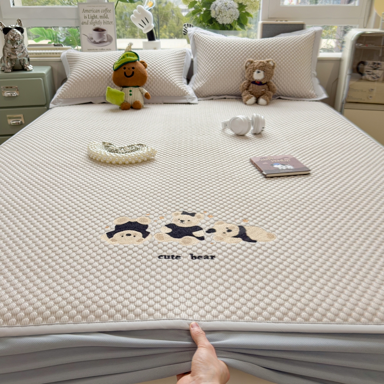 91家纺网 家纺一手货源 找家纺 孩子王家纺 2026新款A类卡通3D冰豆豆凉席三件套凉感值过0.21夏天刺绣冰丝席可机洗儿童 冰川咖-床笠款