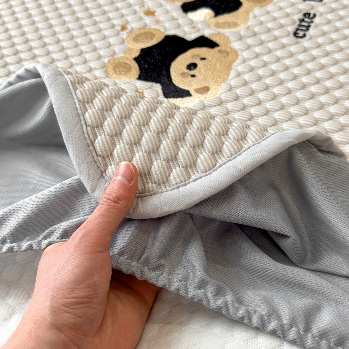 91家纺网 家纺一手货源 找家纺 孩子王家纺 2026新款A类卡通3D冰豆豆凉席三件套凉感值过0.21夏天刺绣冰丝席可机洗儿童 冰川咖-床笠款