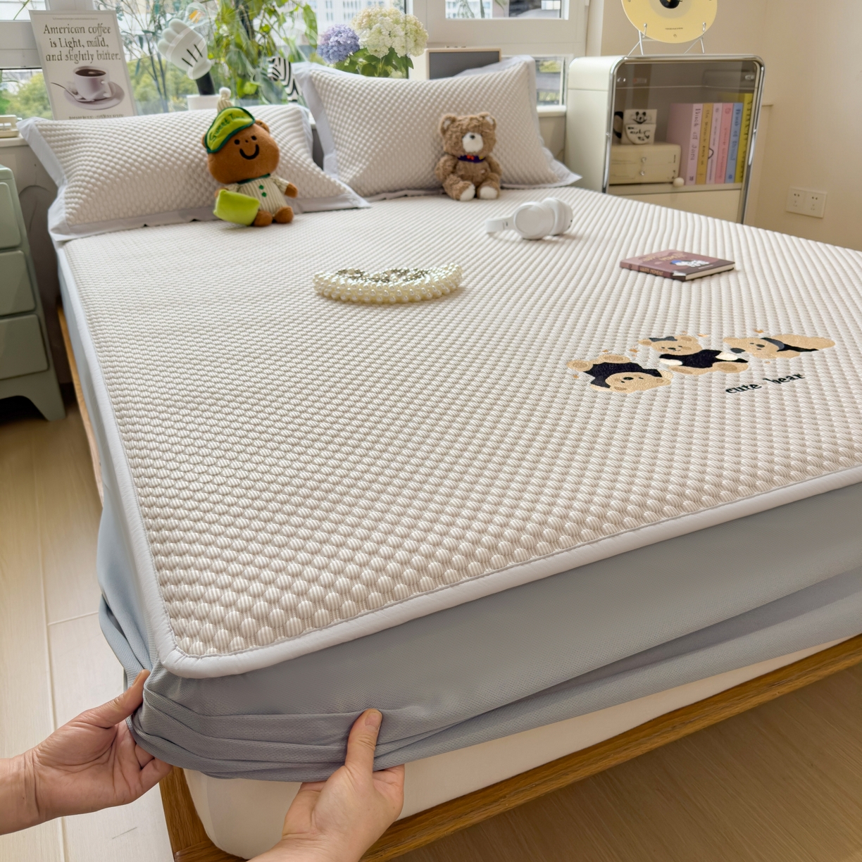 91家纺网 家纺一手货源 找家纺 孩子王家纺 2026新款A类卡通3D冰豆豆凉席三件套凉感值过0.21夏天刺绣冰丝席可机洗儿童 冰川咖-床笠款