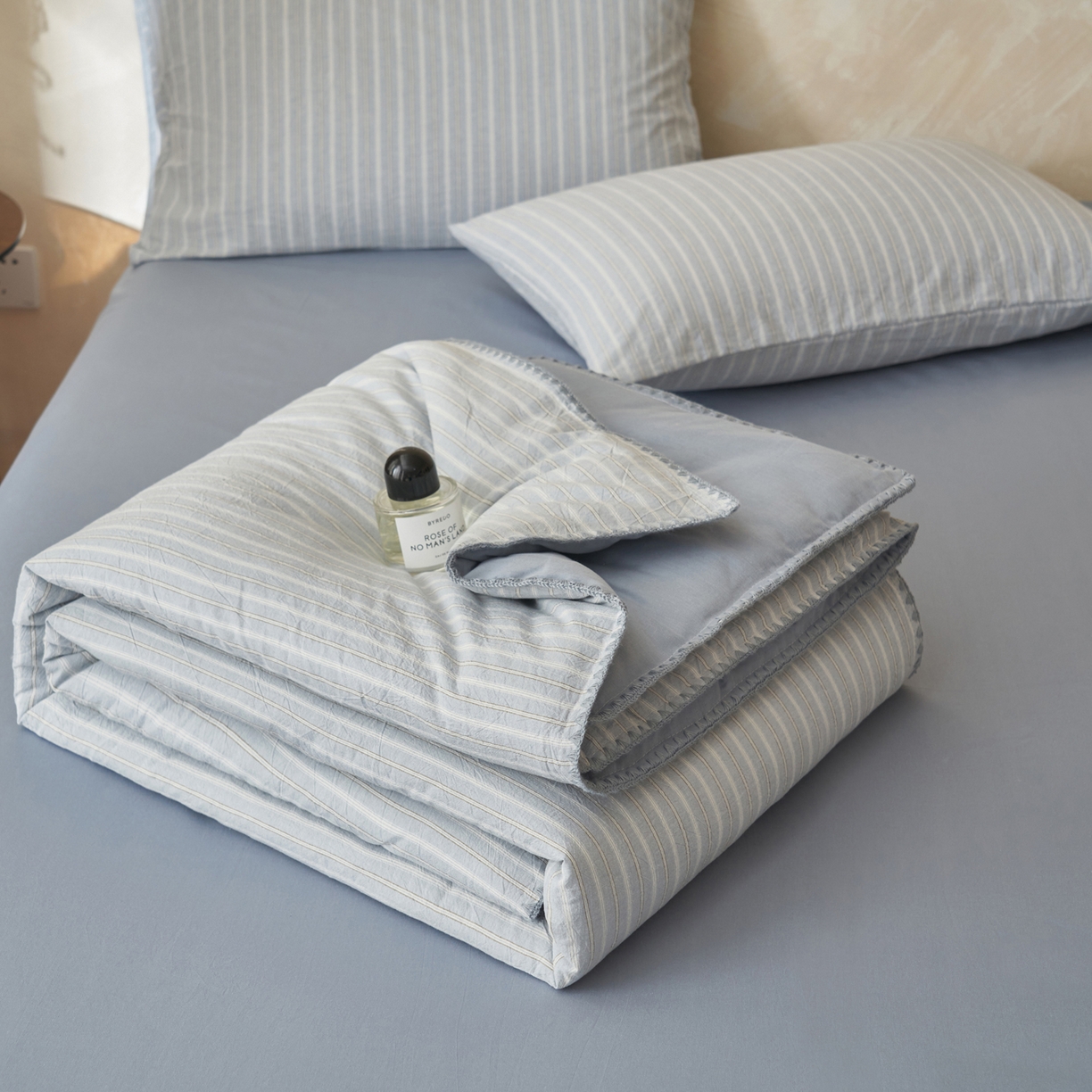 91家纺网 家纺一手货源 找家纺 晨曦家纺 2026新款INS博主风A类全棉色织水洗棉格子夏凉被棉花被夏被空调被四件套 知夏-蓝条纹