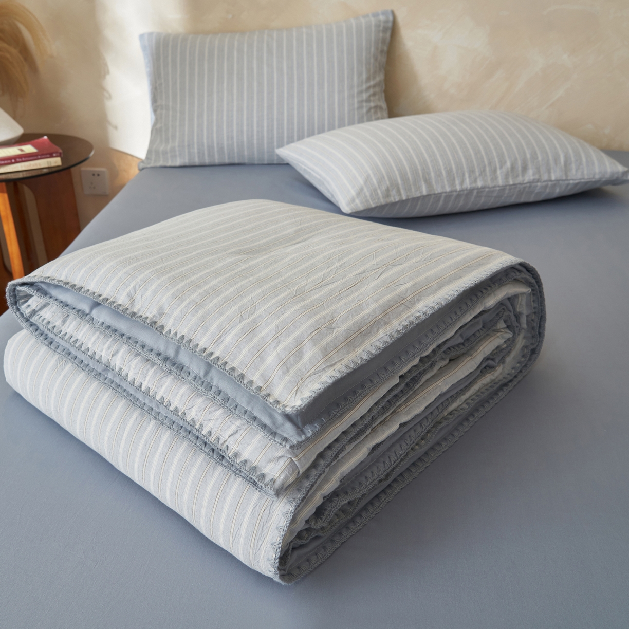 91家纺网 家纺一手货源 找家纺 晨曦家纺 2026新款INS博主风A类全棉色织水洗棉格子夏凉被棉花被夏被空调被四件套 知夏-蓝条纹