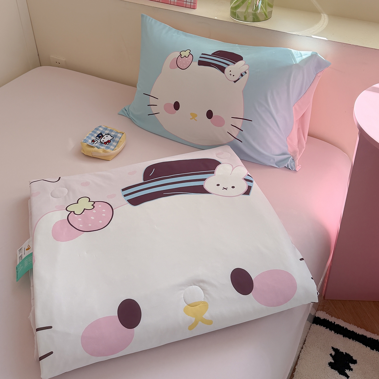 91家纺网 家纺一手货源 找家纺 TT.one 塔塔家居 2026新款A类凉感大版数码印花夏被夏凉被空调被四件套 草莓喵酱