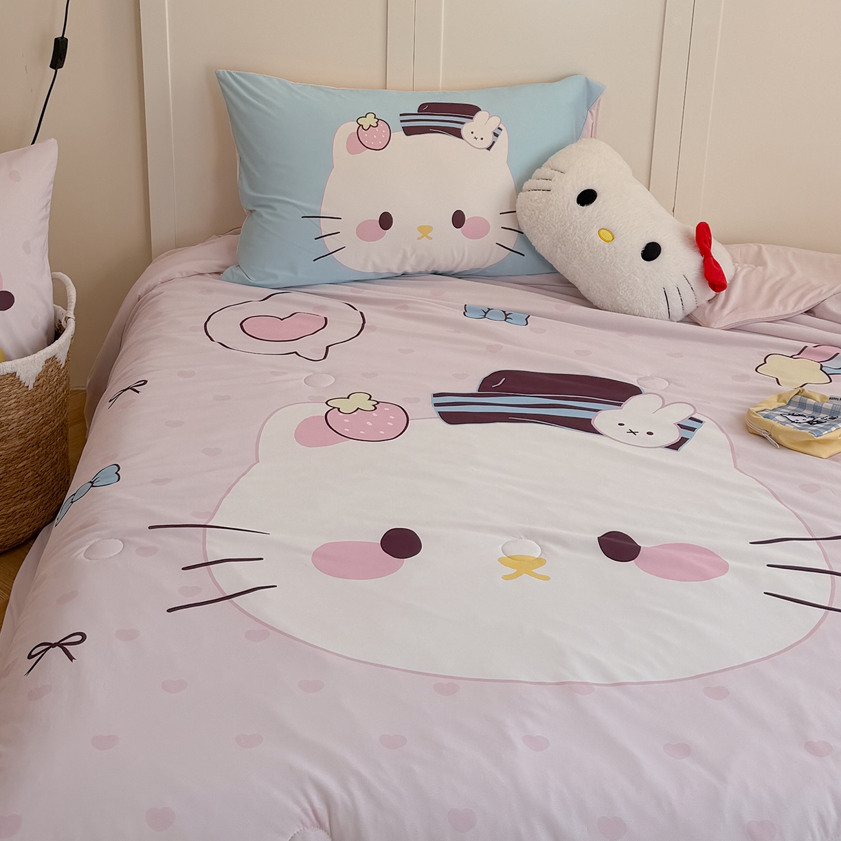 91家纺网 家纺一手货源 找家纺 TT.one 塔塔家居 2026新款A类凉感大版数码印花夏被夏凉被空调被四件套 草莓喵酱