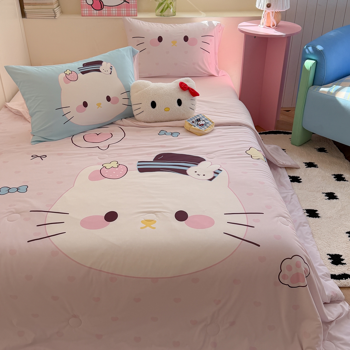 91家纺网 家纺一手货源 找家纺 TT.one 塔塔家居 2026新款A类凉感大版数码印花夏被夏凉被空调被四件套 草莓喵酱