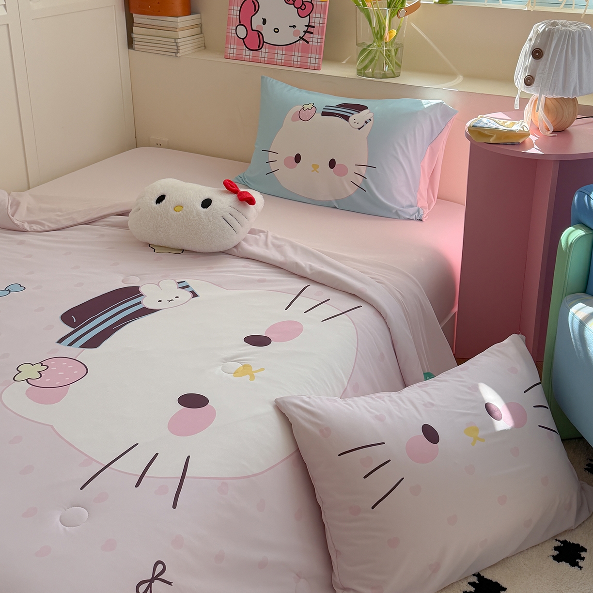 91家纺网 家纺一手货源 找家纺 TT.one 塔塔家居 2026新款A类凉感大版数码印花夏被夏凉被空调被四件套 草莓喵酱