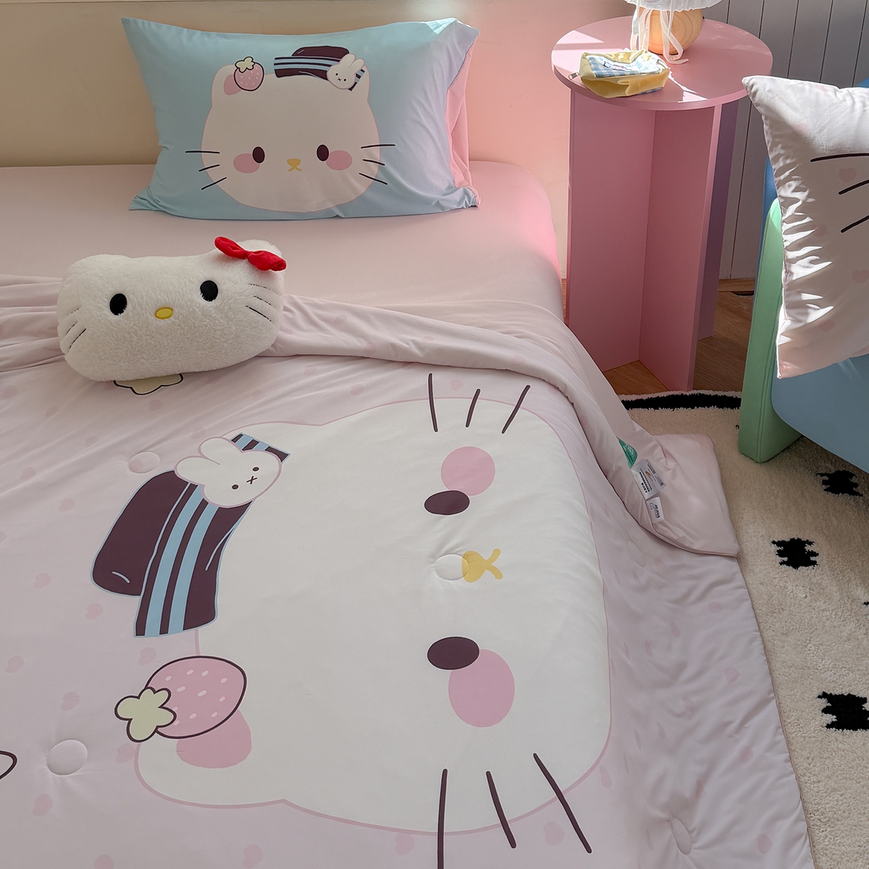 91家纺网 家纺一手货源 找家纺 TT.one 塔塔家居 2026新款A类凉感大版数码印花夏被夏凉被空调被四件套 草莓喵酱