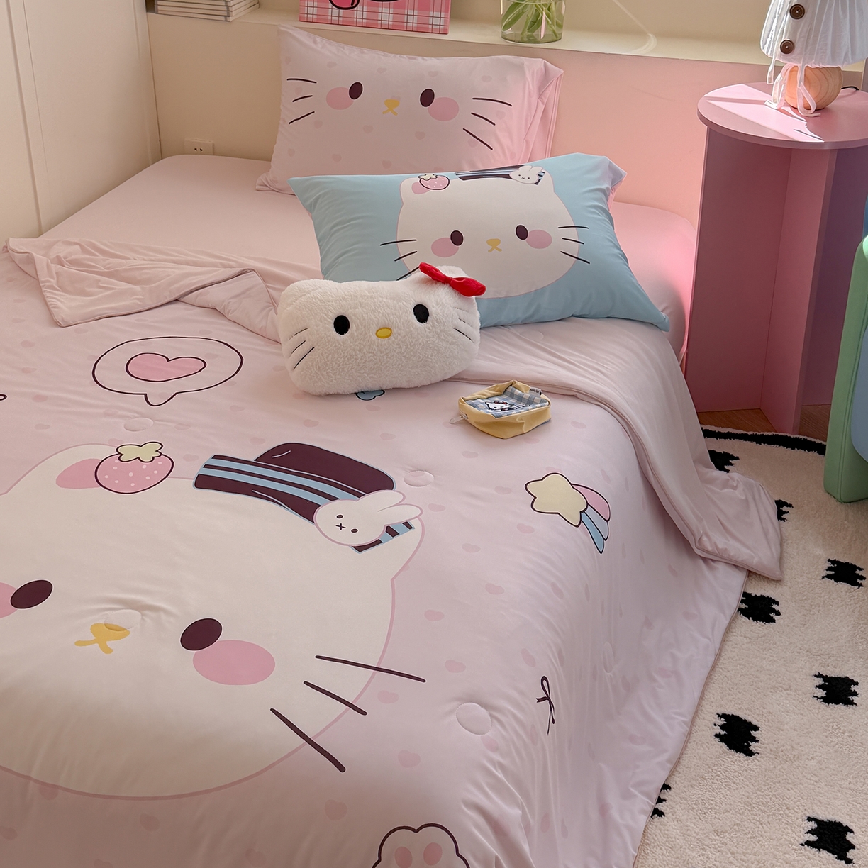 91家纺网 家纺一手货源 找家纺 TT.one 塔塔家居 2026新款A类凉感大版数码印花夏被夏凉被空调被四件套 草莓喵酱