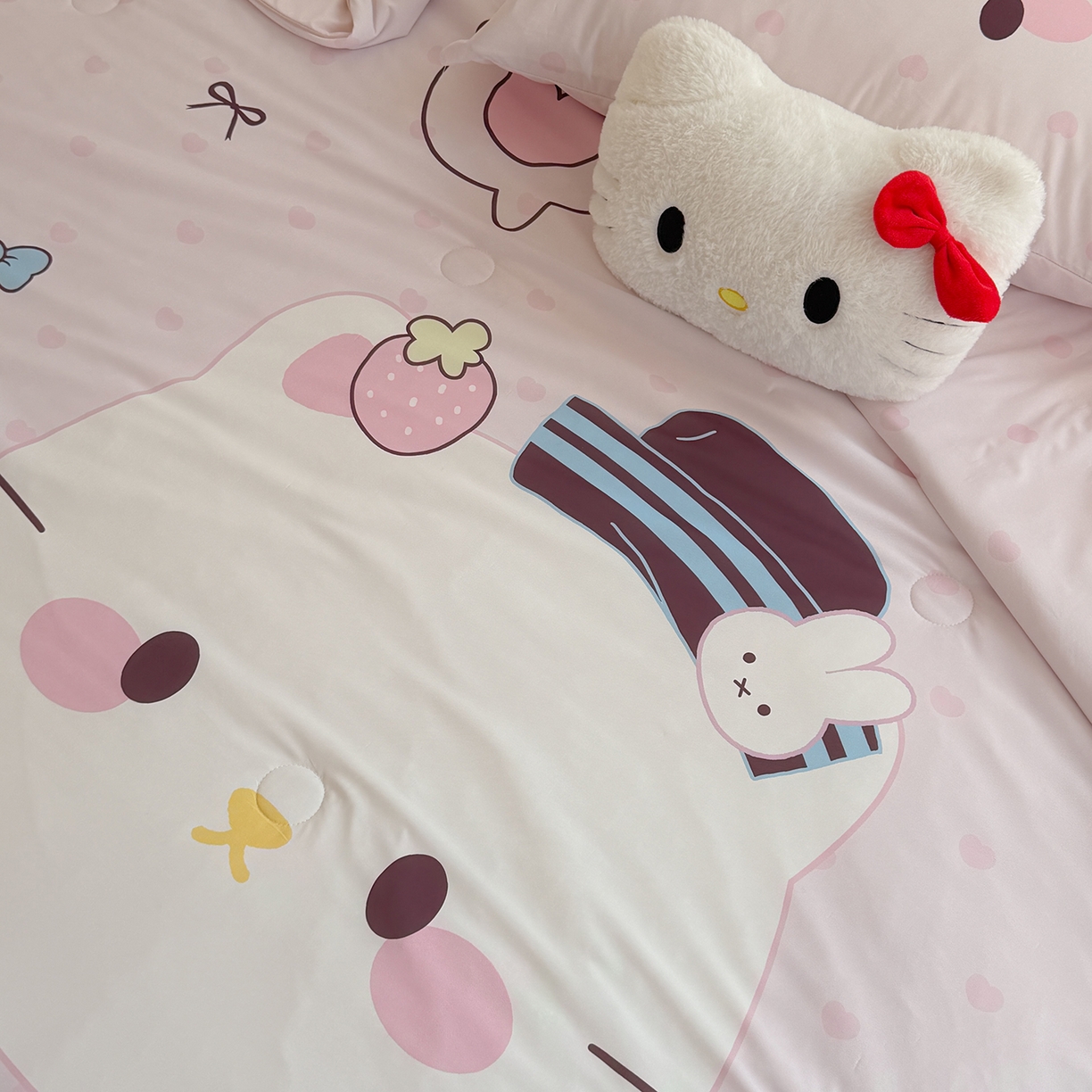 91家纺网 家纺一手货源 找家纺 TT.one 塔塔家居 2026新款A类凉感大版数码印花夏被夏凉被空调被四件套 草莓喵酱