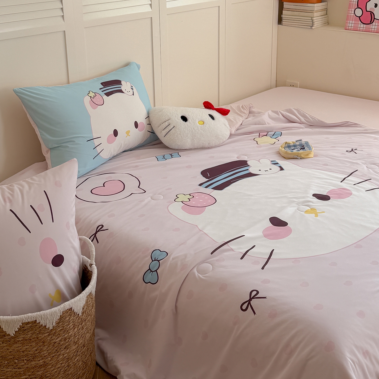 91家纺网 家纺一手货源 找家纺 TT.one 塔塔家居 2026新款A类凉感大版数码印花夏被夏凉被空调被四件套 草莓喵酱