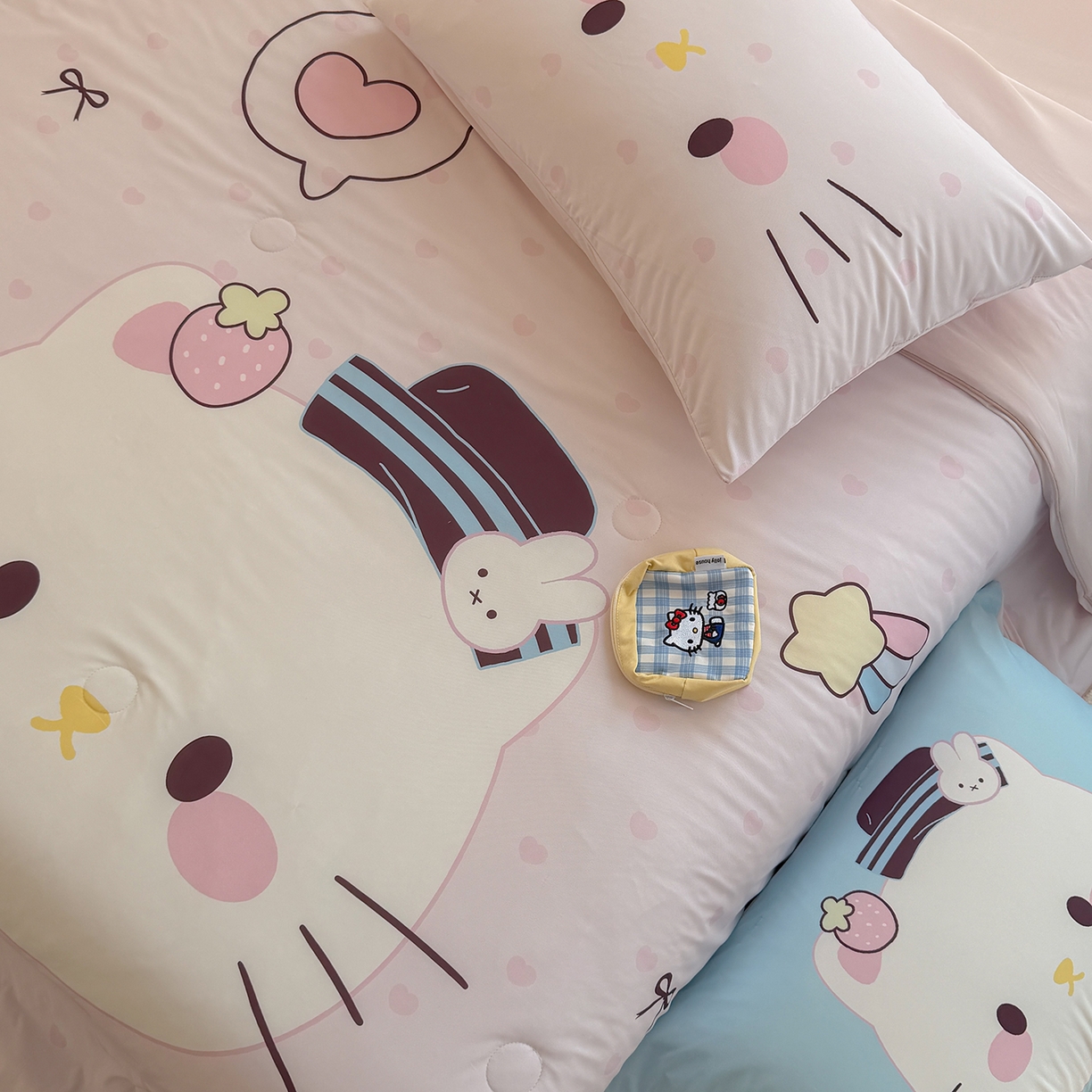 91家纺网 家纺一手货源 找家纺 TT.one 塔塔家居 2026新款A类凉感大版数码印花夏被夏凉被空调被四件套 草莓喵酱