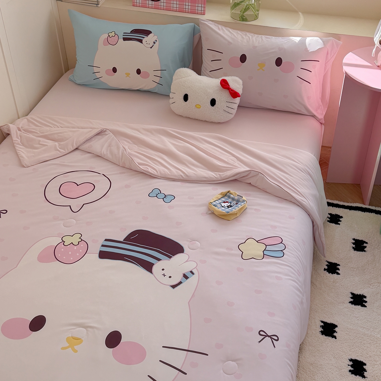 91家纺网 家纺一手货源 找家纺 TT.one 塔塔家居 2026新款A类凉感大版数码印花夏被夏凉被空调被四件套 草莓喵酱