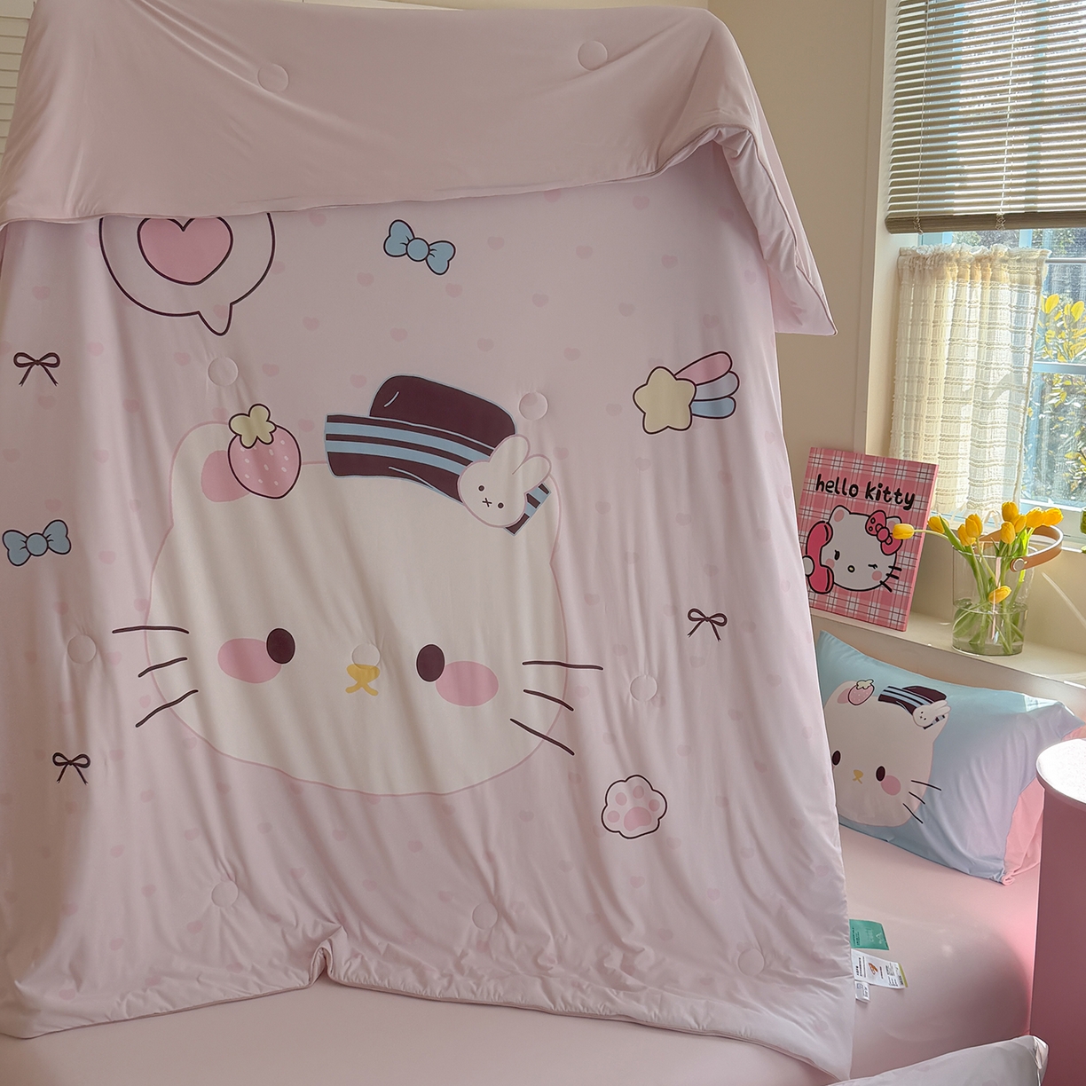 91家纺网 家纺一手货源 找家纺 TT.one 塔塔家居 2026新款A类凉感大版数码印花夏被夏凉被空调被四件套 草莓喵酱