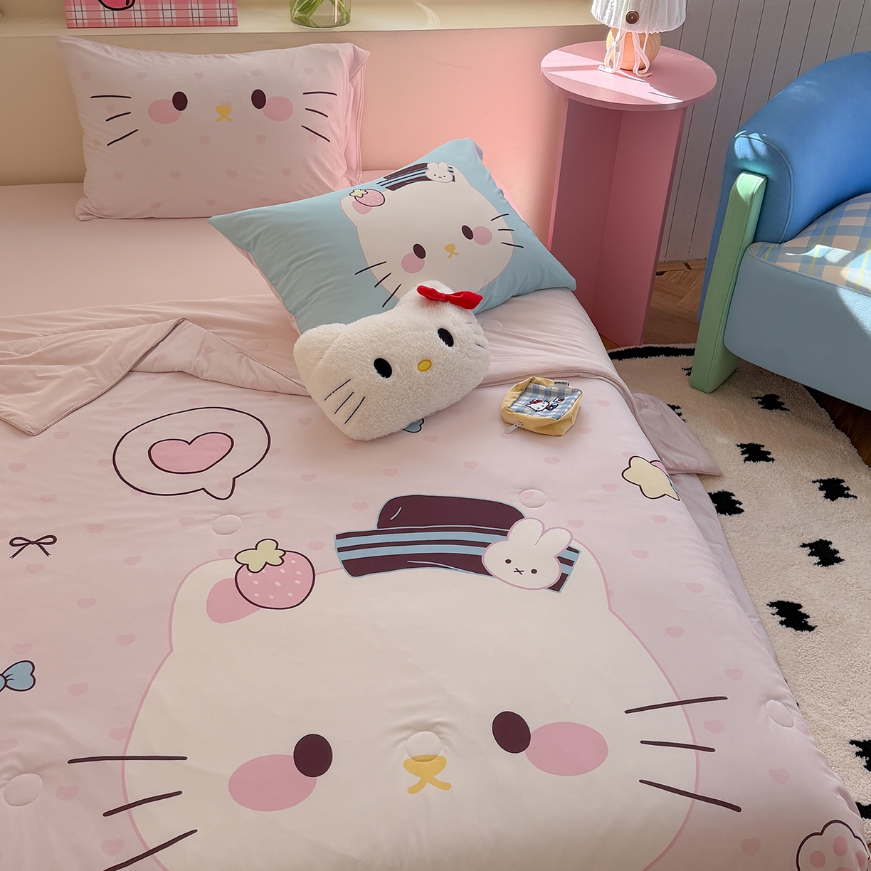 91家纺网 家纺一手货源 找家纺 TT.one 塔塔家居 2026新款A类凉感大版数码印花夏被夏凉被空调被四件套 草莓喵酱