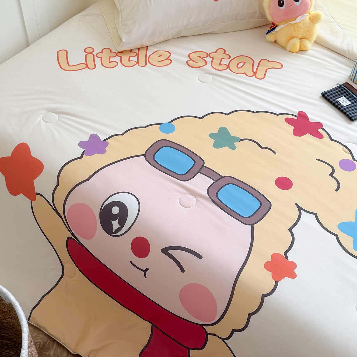 91家纺网 家纺一手货源 找家纺 TT.one 塔塔家居 2026新款A类凉感大版数码印花夏被夏凉被空调被四件套 星星宝贝