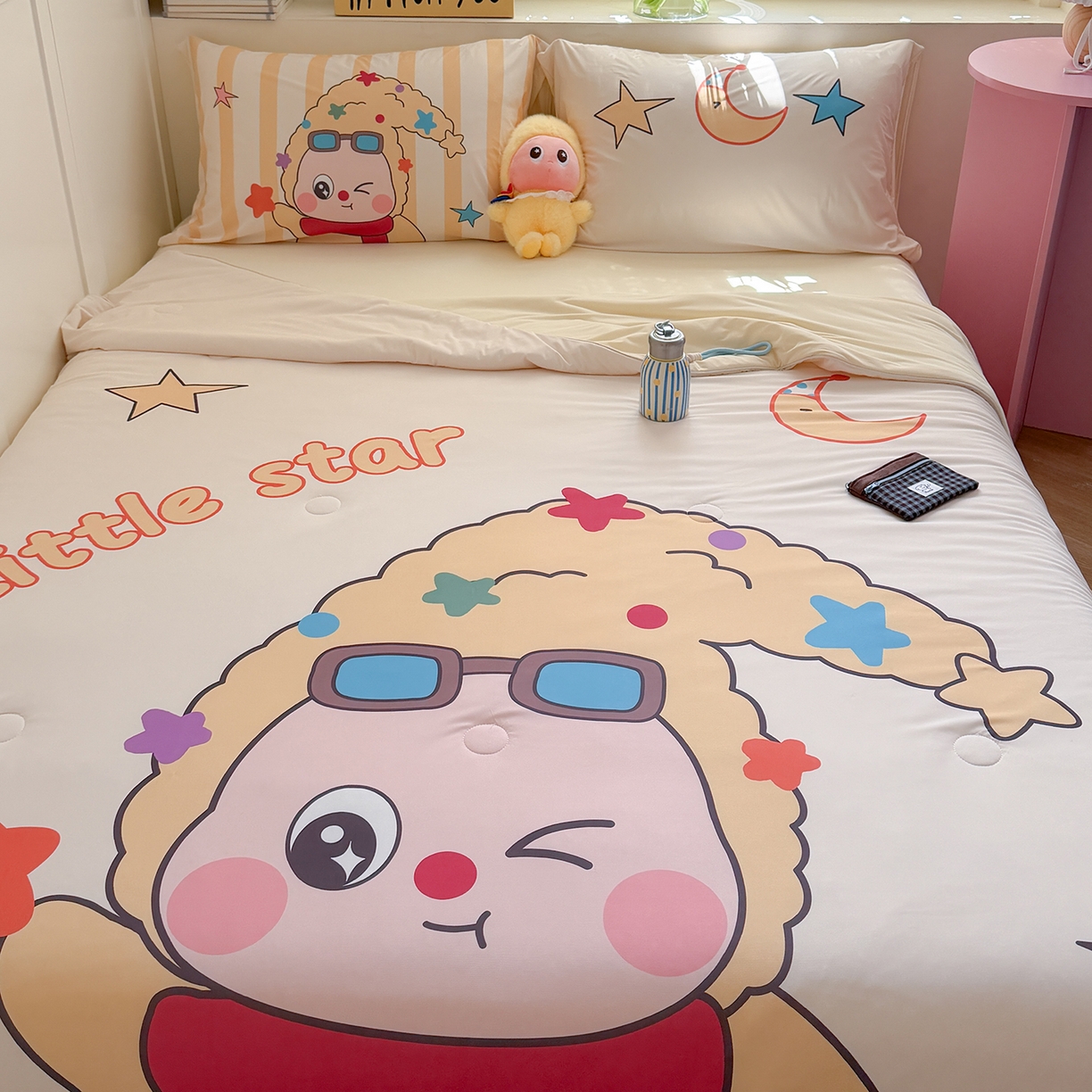 91家纺网 家纺一手货源 找家纺 TT.one 塔塔家居 2026新款A类凉感大版数码印花夏被夏凉被空调被四件套 星星宝贝