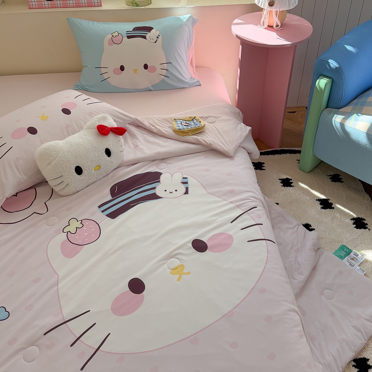 91家纺网 家纺一手货源 找家纺 TT.one 塔塔家居 2026新款A类凉感大版数码印花夏被夏凉被空调被四件套 草莓喵酱