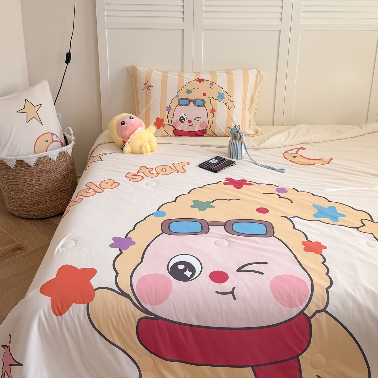 91家纺网 家纺一手货源 找家纺 TT.one 塔塔家居 2026新款A类凉感大版数码印花夏被夏凉被空调被四件套 星星宝贝