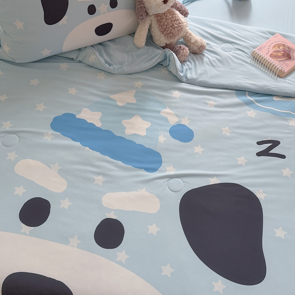 91家纺网 家纺一手货源 找家纺 TT.one 塔塔家居 2026新款A类凉感大版数码印花夏被夏凉被空调被四件套 卷卷狗