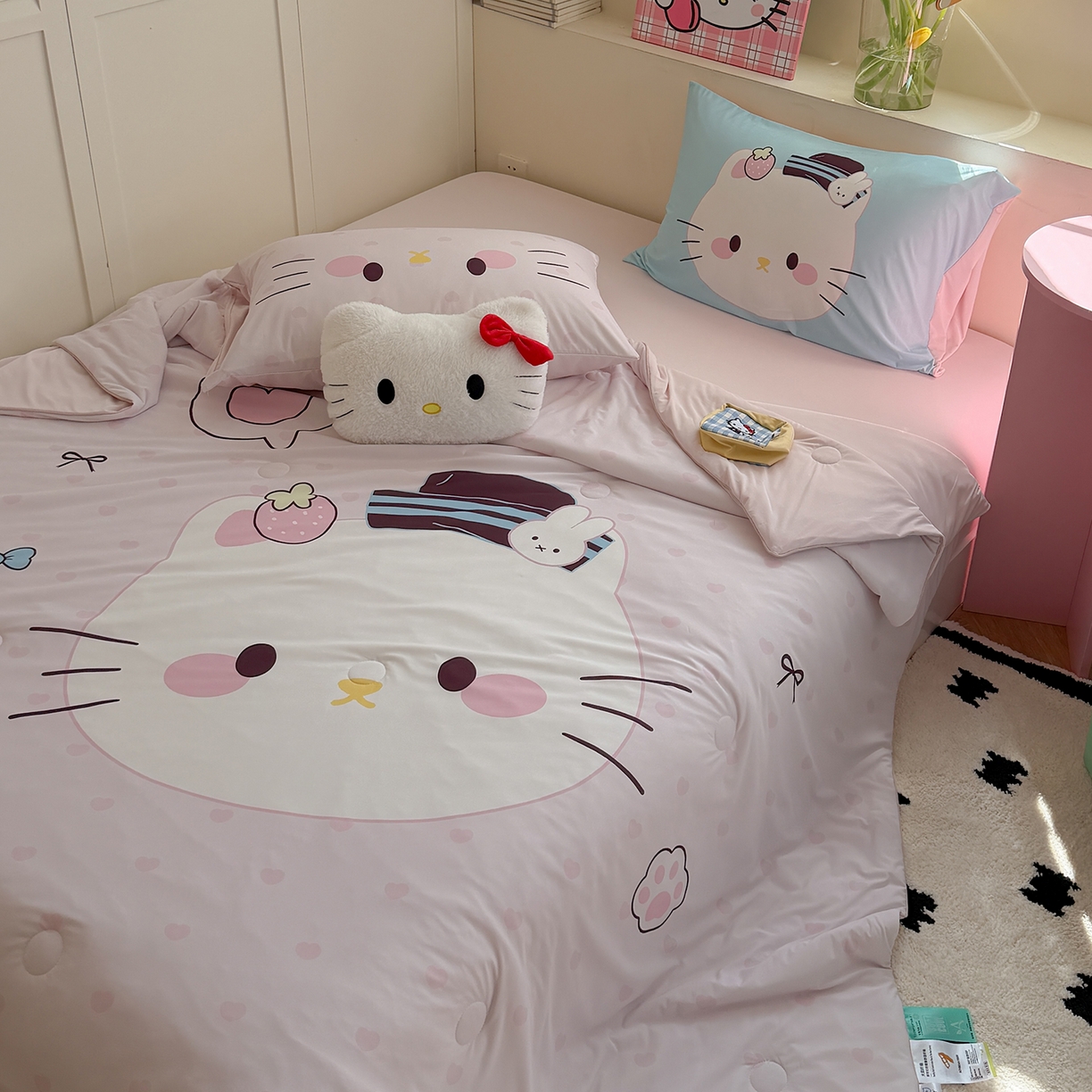 91家纺网 家纺一手货源 找家纺 TT.one 塔塔家居 2026新款A类凉感大版数码印花夏被夏凉被空调被四件套 草莓喵酱