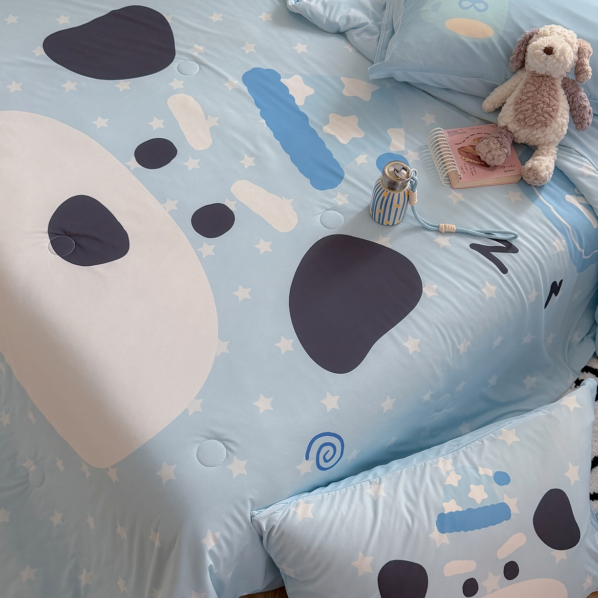 91家纺网 家纺一手货源 找家纺 TT.one 塔塔家居 2026新款A类凉感大版数码印花夏被夏凉被空调被四件套 卷卷狗