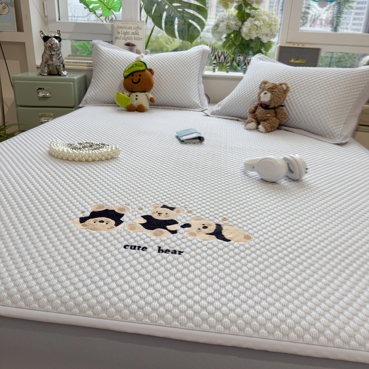 91家纺网 家纺一手货源 找家纺 孩子王家纺 2026新款A类卡通3D冰豆豆凉席三件套凉感值过0.21夏天刺绣冰丝席可机洗儿童 冰川蓝-床笠款