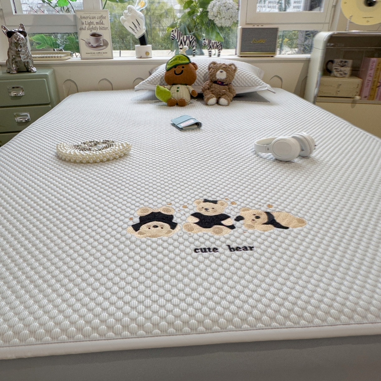 91家纺网 家纺一手货源 找家纺 孩子王家纺 2026新款A类卡通3D冰豆豆凉席三件套凉感值过0.21夏天刺绣冰丝席可机洗儿童 冰川蓝-床笠款