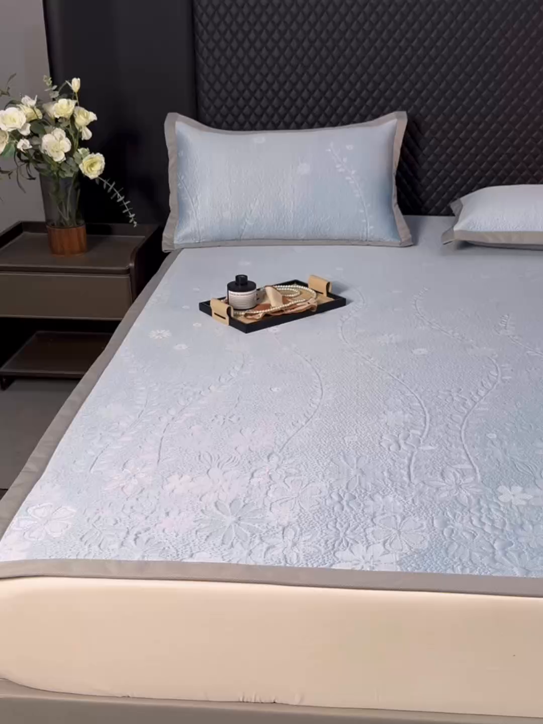 91家纺网 家纺一手货源 找家纺 （总）库里梦家纺 2026新款轻奢高克重复合PE高分子凉席床笠三件套-简卉