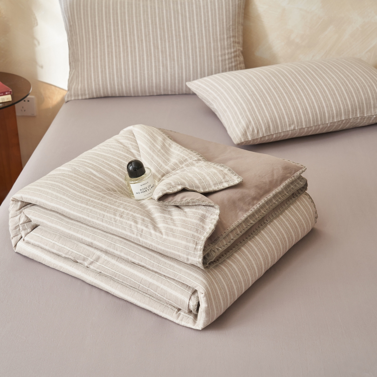 91家纺网 家纺一手货源 找家纺 晨曦家纺 2026新款INS博主风A类全棉色织水洗棉格子夏凉被棉花被夏被空调被四件套 知夏-浅咖条纹