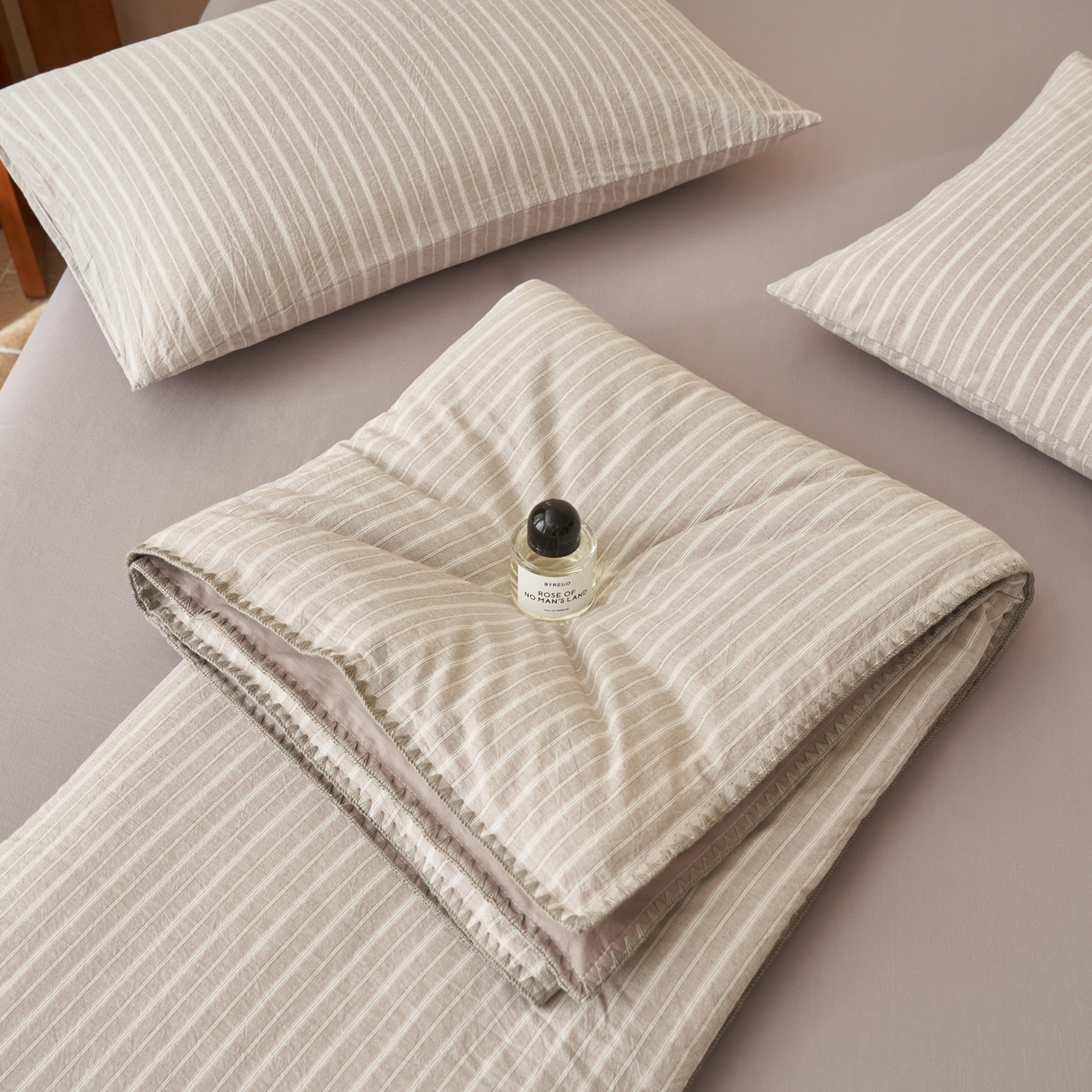 91家纺网 家纺一手货源 找家纺 晨曦家纺 2026新款INS博主风A类全棉色织水洗棉格子夏凉被棉花被夏被空调被四件套 知夏-浅咖条纹