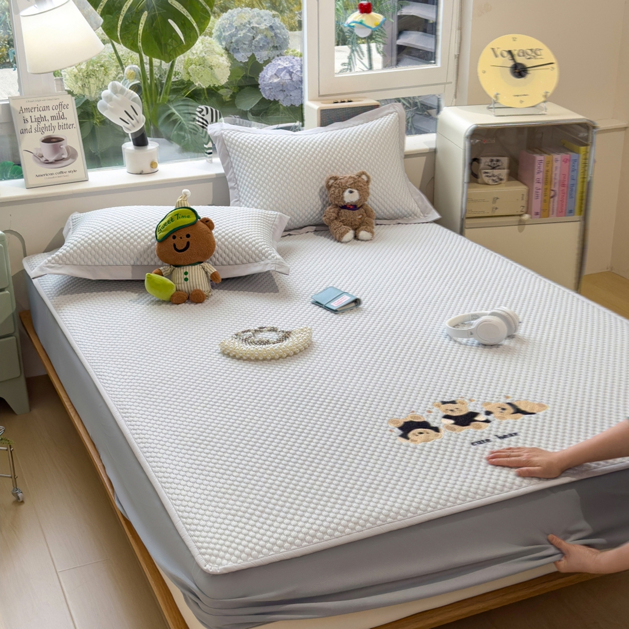 91家纺网 家纺一手货源 找家纺 孩子王家纺 2026新款A类卡通3D冰豆豆凉席三件套凉感值过0.21夏天刺绣冰丝席可机洗儿童 冰川蓝-床笠款