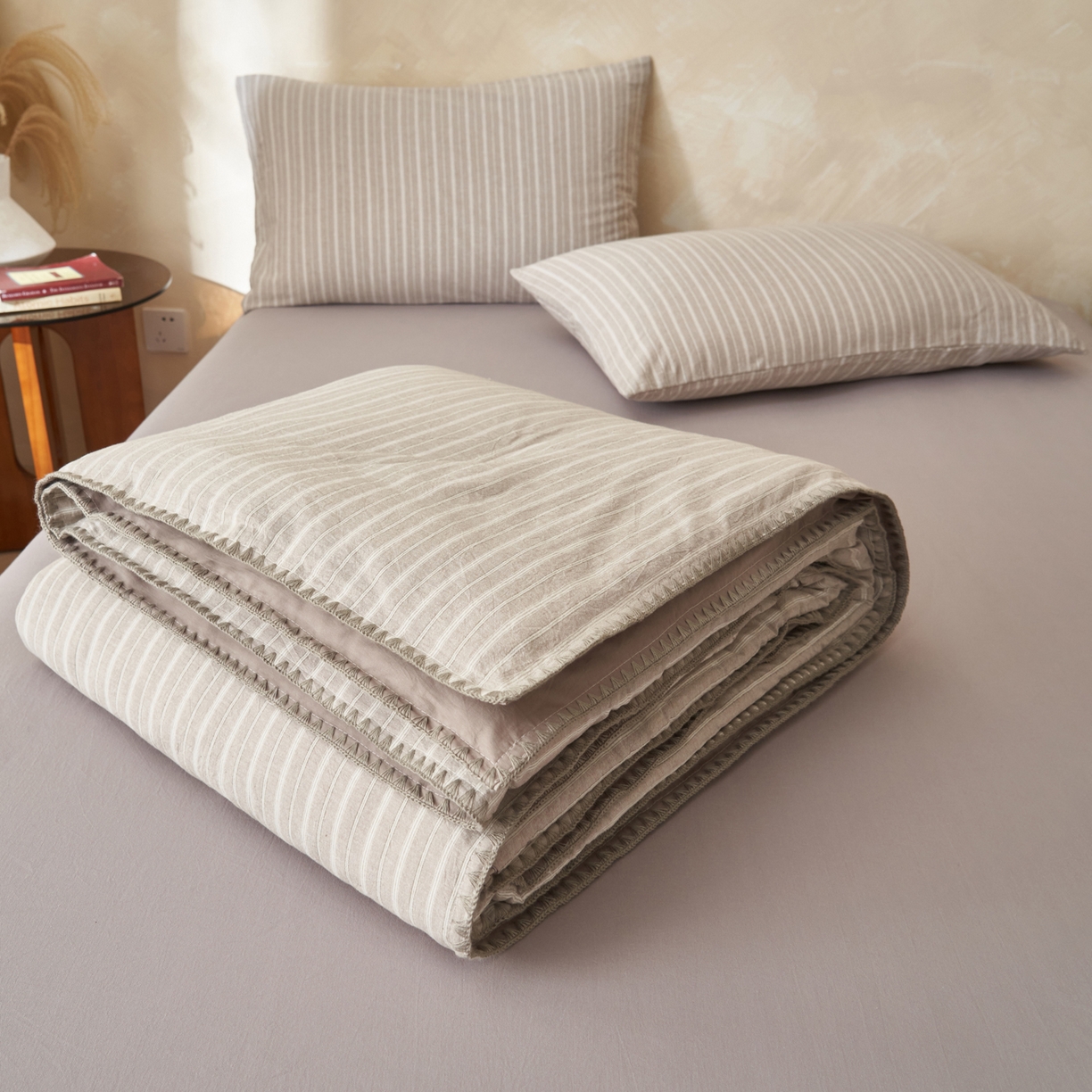 91家纺网 家纺一手货源 找家纺 晨曦家纺 2026新款INS博主风A类全棉色织水洗棉格子夏凉被棉花被夏被空调被四件套 知夏-浅咖条纹