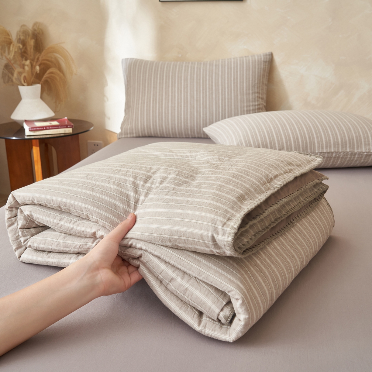 91家纺网 家纺一手货源 找家纺 晨曦家纺 2026新款INS博主风A类全棉色织水洗棉格子夏凉被棉花被夏被空调被四件套 知夏-浅咖条纹