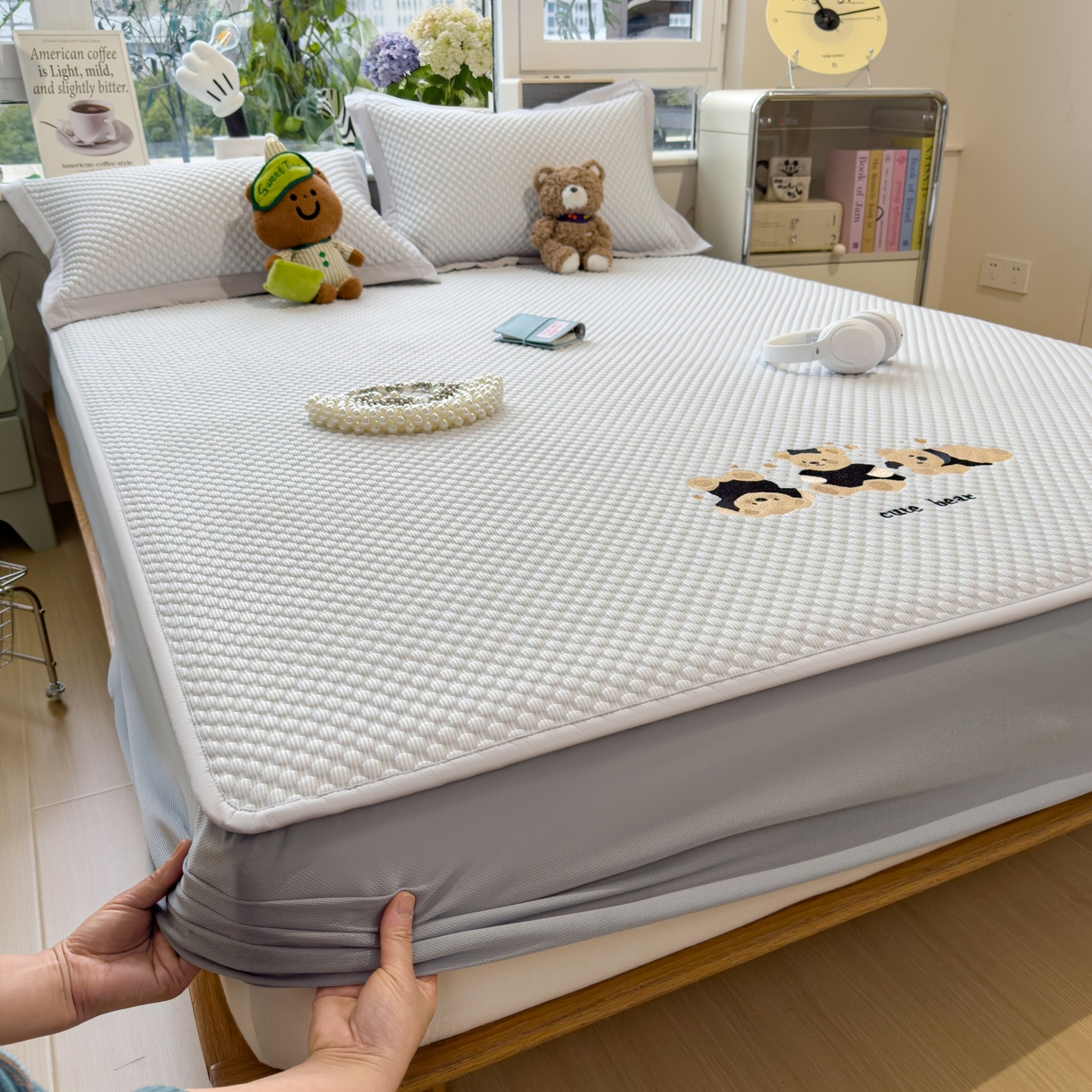 91家纺网 家纺一手货源 找家纺 孩子王家纺 2026新款A类卡通3D冰豆豆凉席三件套凉感值过0.21夏天刺绣冰丝席可机洗儿童 冰川蓝-床笠款