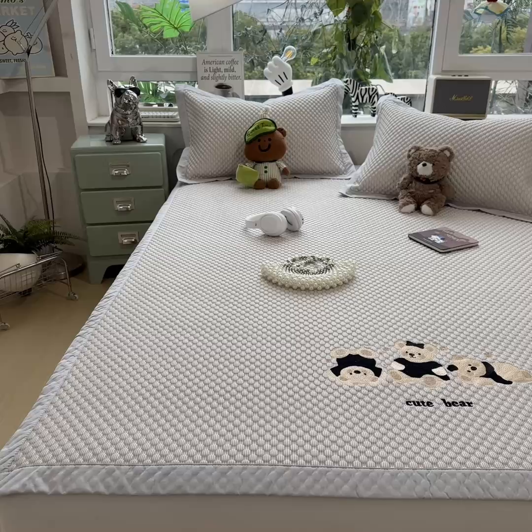 91家纺网 家纺一手货源 找家纺 孩子王家纺 2026新款A类卡通3D冰豆豆凉席三件套凉感值过0.21夏天刺绣冰丝席可机洗儿童 冰川蓝-床笠款